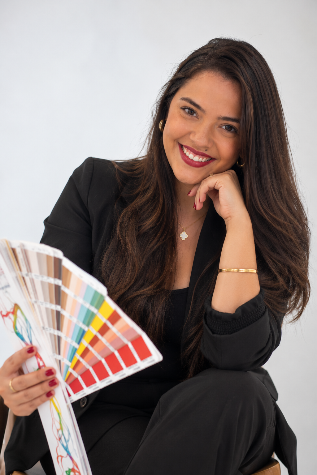 Kamila Couto, arquiteta, com catálogo de cores